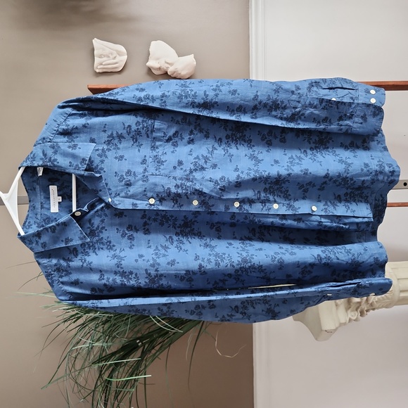 Alex Cannon Other - Alex Cannon floral chambray button down